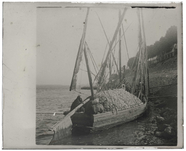 Bateau cairois chargé de pots en terre sur les rives du Nil (Égypte).