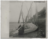 Bateau cairois chargé de pots en terre sur les rives du Nil (Égypte).