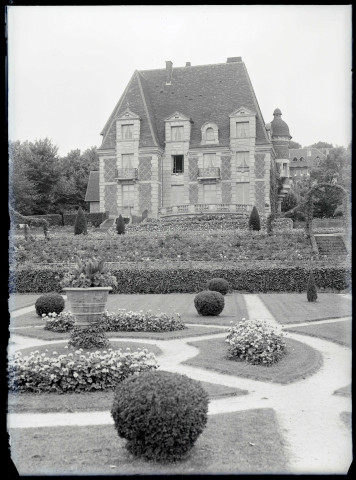 Vue d'ensemble du manoir « le Val fleuri » appartenant à M. Gallier.