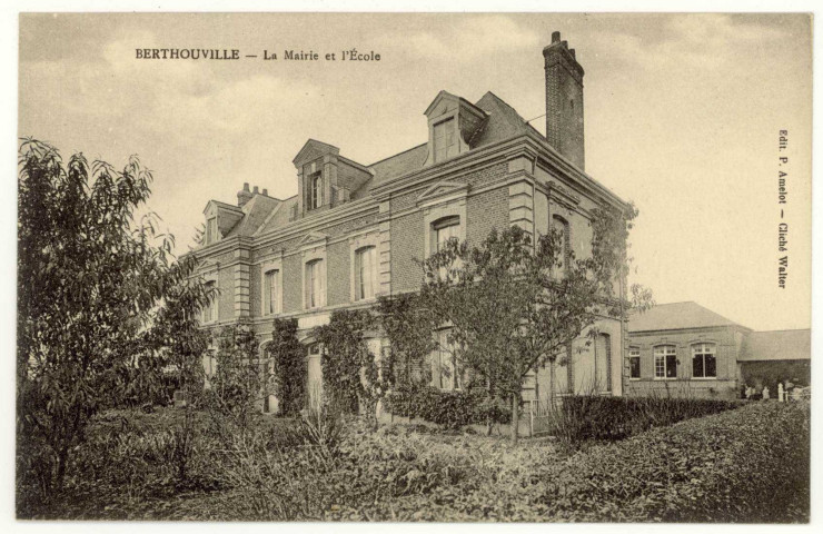 Berthouville. La Mairie et l'Ecole.
