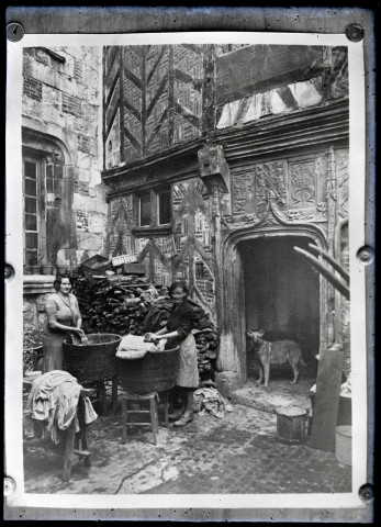 Femmes à la lessive dans la cour de la maison d'Henri IV de Caudebec-en-Caux (Seine-Maritime).