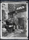 Femmes à la lessive dans la cour de la maison d'Henri IV de Caudebec-en-Caux (Seine-Maritime).