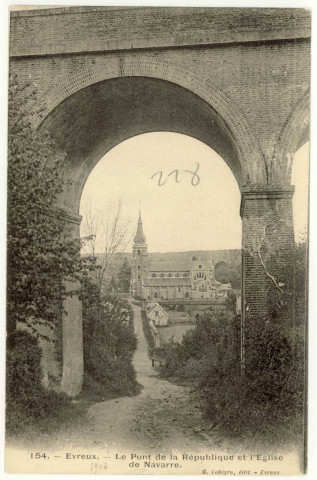 Evreux-Ville. Navarre : Le Pont de la République et l'Eglise de Navarre.