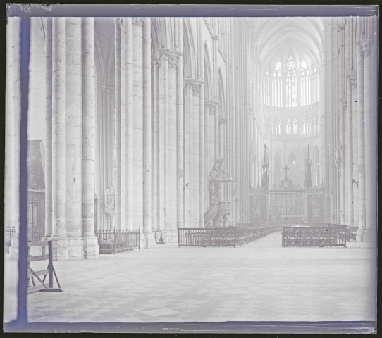 Nef et chaire à prêcher de la cathédrale Notre-Dame d'Amiens (Somme).
