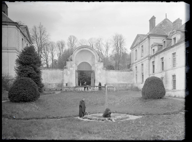 Jardin et revers du grand portail de l'abbaye Notre-Dame de Fontenelle de Saint-Wandrille-Rançon (Seine-Maritime).