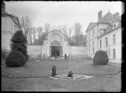 Jardin et revers du grand portail de l'abbaye Notre-Dame de Fontenelle de Saint-Wandrille-Rançon (Seine-Maritime).