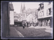 Rue animée un jour de marché dans le quartier de la cathédrale de Chartres (Eure-et-Loir).