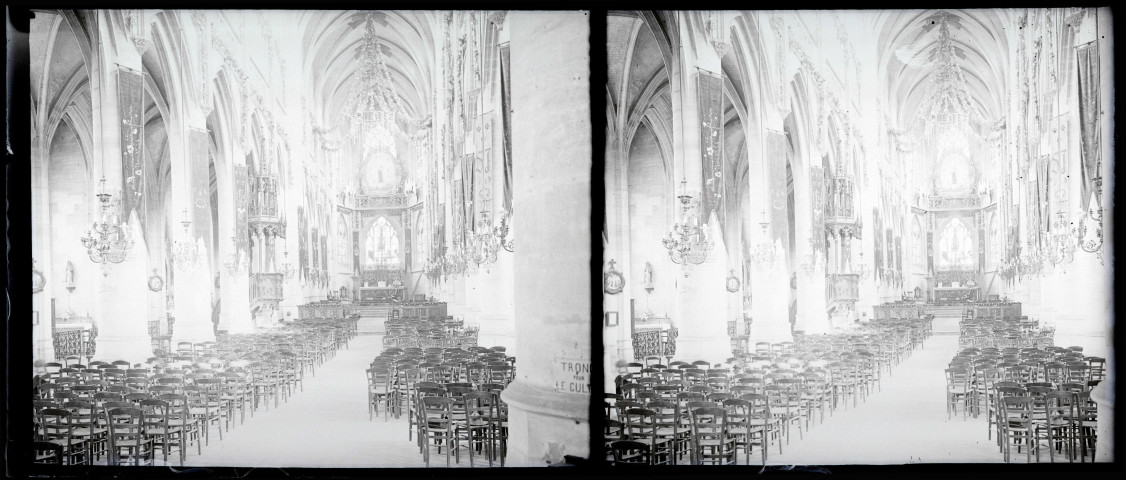 Intérieur de la cathédrale Saint-Pierre décoré pour la béatification de Sainte-Thérèse de Lisieux à Lisieux (Calvados).