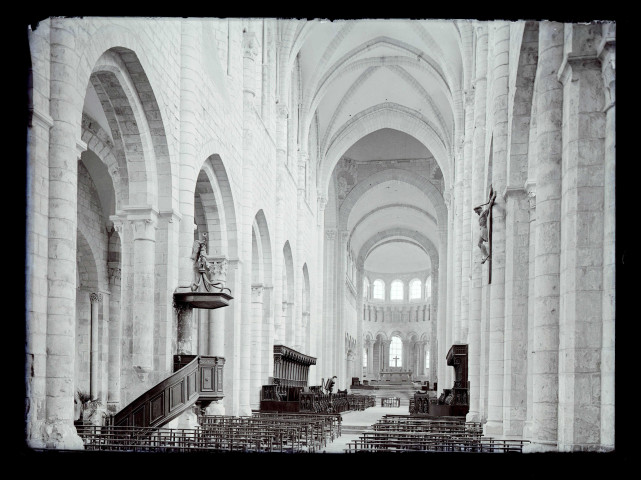 Nef et choeur de l'église Saint-Benoit de Saint-Benoit-sur-Loire (Loiret).