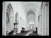 Nef et choeur de l'église Saint-Benoit de Saint-Benoit-sur-Loire (Loiret).