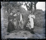 Portrait de la famille Bretocq dans le potager.