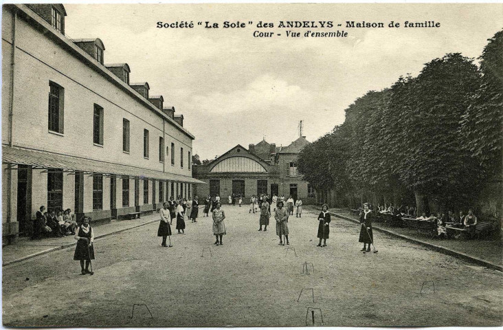 Andelys (Les). Société "La Soie" Maison de famille - Cour - Vue d'ensemble.