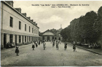 Andelys (Les). Société "La Soie" Maison de famille - Cour - Vue d'ensemble.