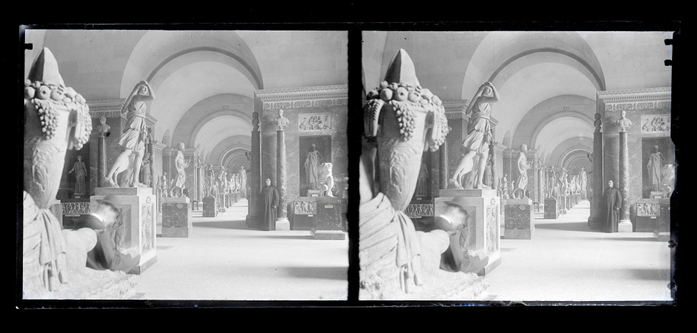 Salle et collections du musée du Louvre de Paris (Seine), on remarque le chanoine le Fournier appuyé contre une colonne.