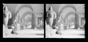 Salle et collections du musée du Louvre de Paris (Seine), on remarque le chanoine le Fournier appuyé contre une colonne.