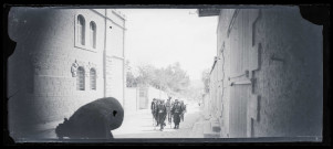 Soldats turcs et militaires dans une rue.
