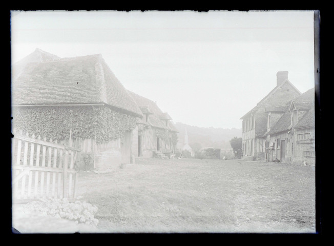 Cour de ferme normande et clocher.