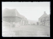 Cour de ferme normande et clocher.