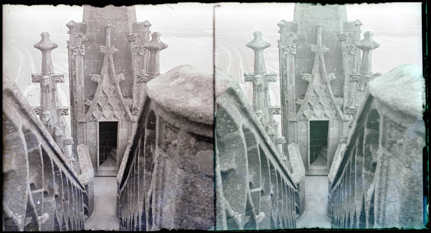 Détail d'un pinacle de l'église abbatiale avec vue sur la baie du Mont-Saint-Michel (Manche).