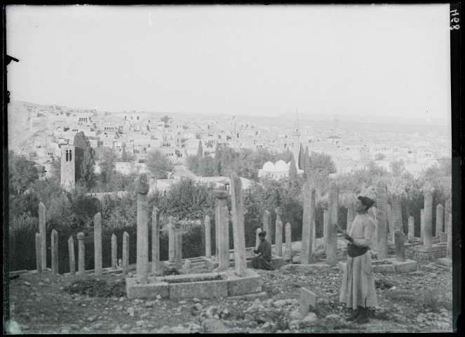 Hommes priant dans un cimetière turc à Ourfa (Turquie) situé sur les hauteurs du quartier arménien.
