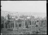 Hommes priant dans un cimetière turc à Ourfa (Turquie) situé sur les hauteurs du quartier arménien.