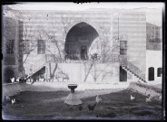 Façade et cour d'une habitation.