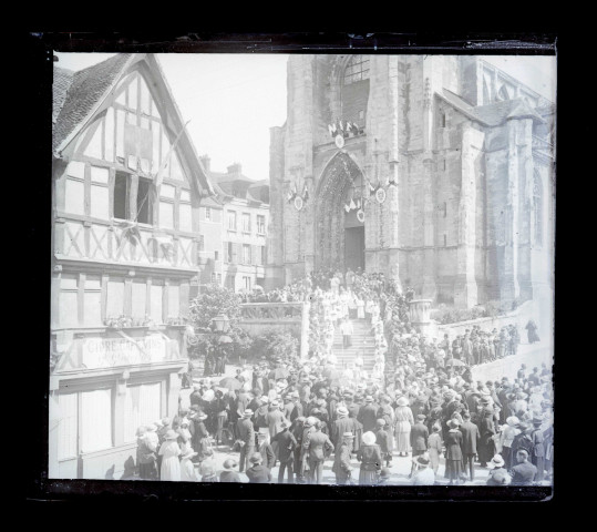 Procession sortant de l'église Saint-Jacques en l'honneur de la béatification de Sainte-Thérèse de Lisieux à Lisieux (Calvados).