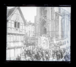 Procession sortant de l'église Saint-Jacques en l'honneur de la béatification de Sainte-Thérèse de Lisieux à Lisieux (Calvados).