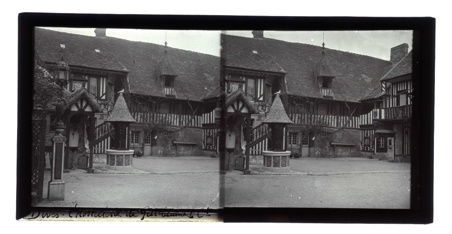 Façade de l'hôtel « Guillaume le conquérant » de Dives (Calvados).