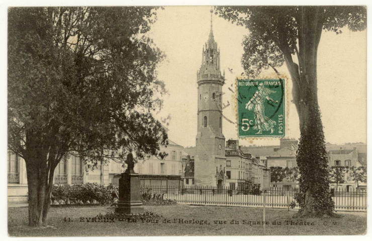 Evreux-Ville. La Tour de l'Horloge, vue du square du Théâtre.