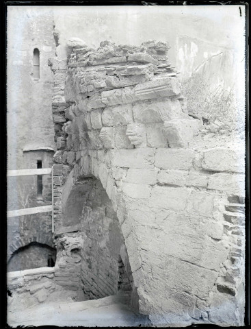 Voussures de ruines et vestiges.