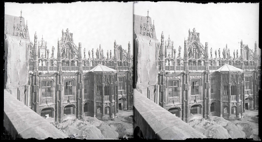 Palais de justice de Rouen (Seine-Maritime), endommagé par les bombardements de la seconde guerre mondiale.