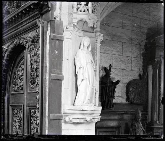 Sainte femme dite Jeanne de Saint-Martin , statue provenant de l'hôpital Saint-Jean-Baptiste d'Écouis, avant 1311 ou 1311-1313, aujourd'hui à l'église Notre-Dame d'Écouis (Eure).