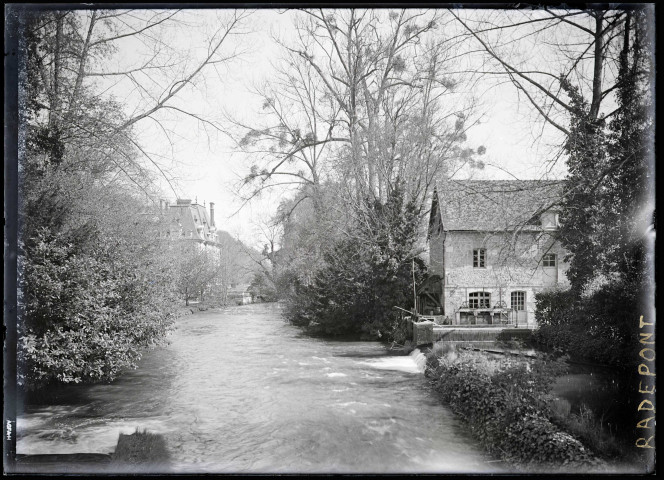 Moulin sur l'Andelle traversant Radepont (Eure).