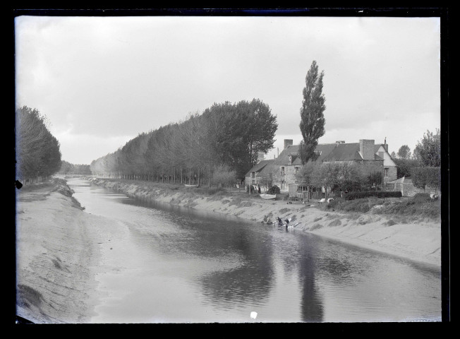 Femmes au lavoir sur la berge d'une rivière.