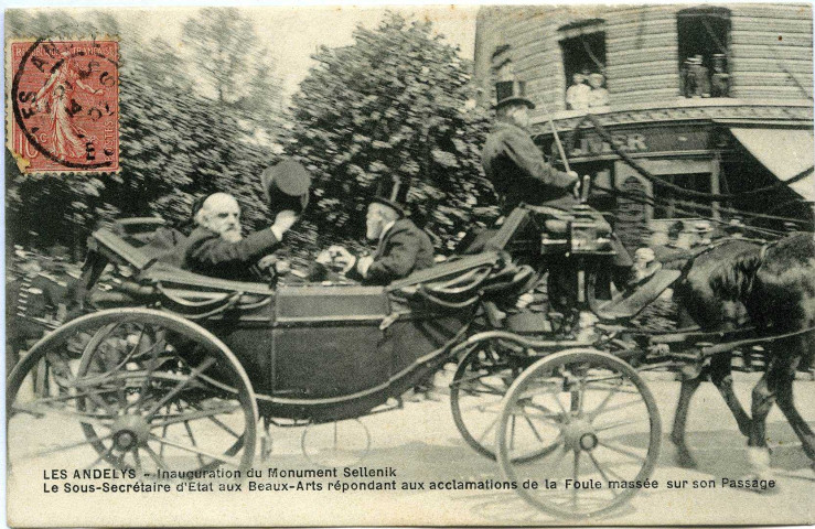 Andelys (Les). Inauguration du Monument Sellenik - Le Sous Secrétaire aux beaux arts répondant aux acclamations de la foule massée sur son passage.