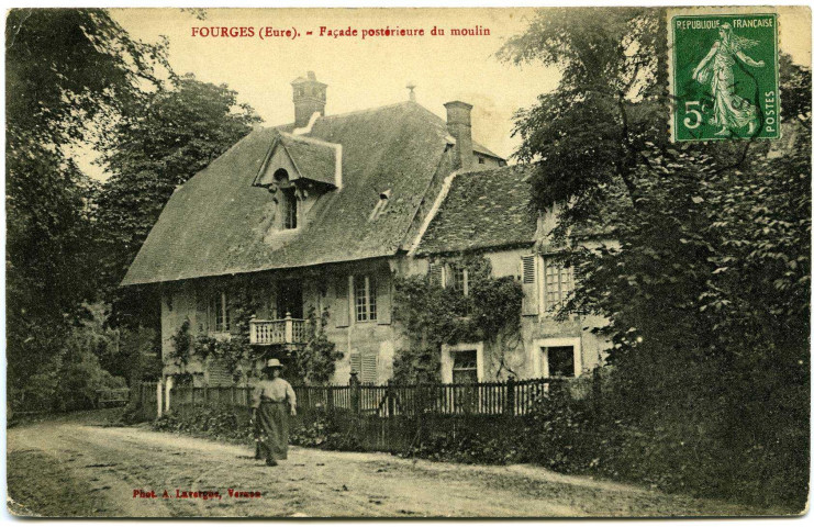 Fourges. Façade postérieure du moulin.