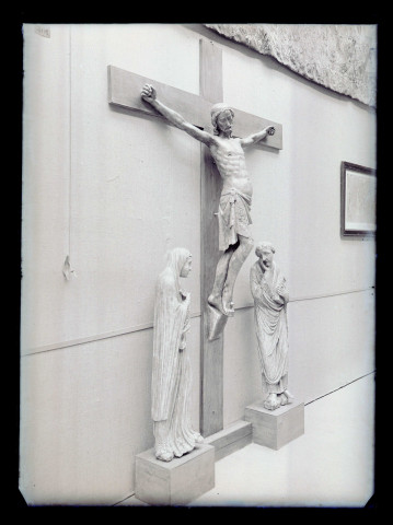 Christ en Croix présenté à une exposition d'art religieux à Rouen (Seine-Maritime).