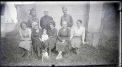 Famille Bretocq et amis posant, l'abbé Bretocq est au milieu.