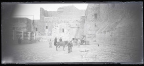Prélats, âniers et leurs montures au pied de fortifications.