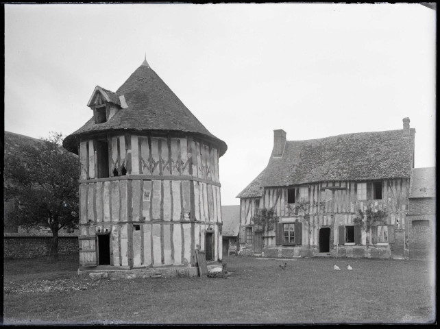 Pigeonnier à colombages.