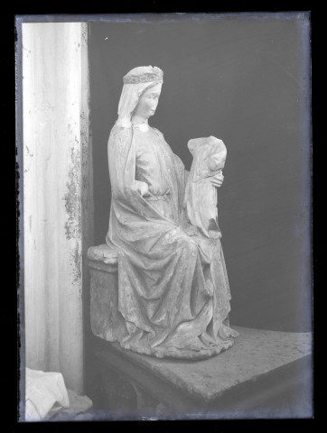 Statue de Vierge à l'enfant.