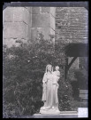 Église de Saint-Jean-du-Thenney (Eure), statue de Vierge à l'enfant posée dans un jardin.