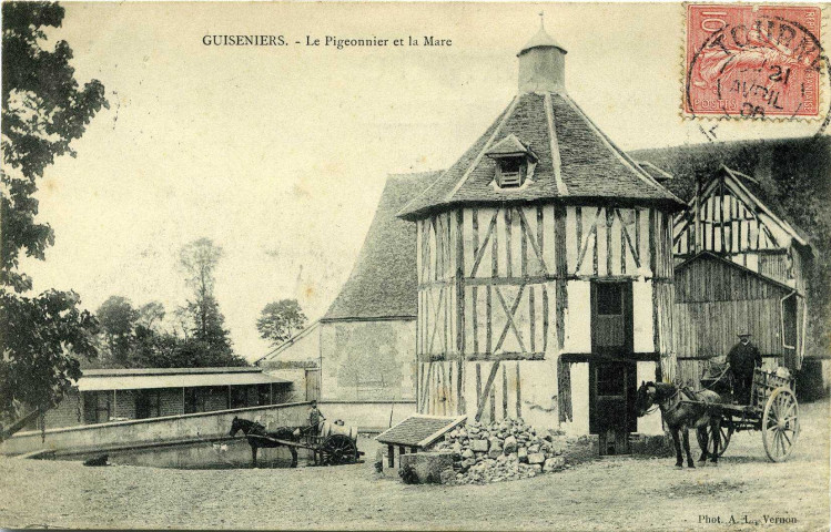 Guiseniers. Le Pigeonnier et la Mare.