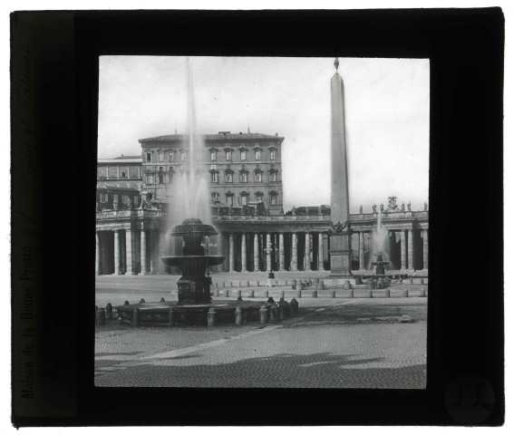 Palais pontifical et obélisque au Vatican.