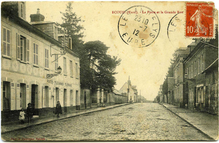 Ecouis. La Poste et la Grande Rue.
