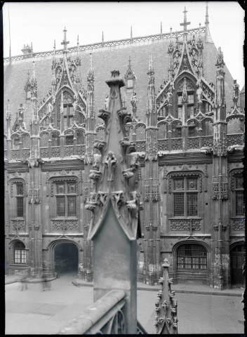 Façade sur cour intérieure du palais de justice de Rouen (Seine-Maritime).