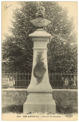 Andelys (Les). Statue de Chaplin.