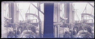 Marins en activité sur le bastingage du Cassard.
