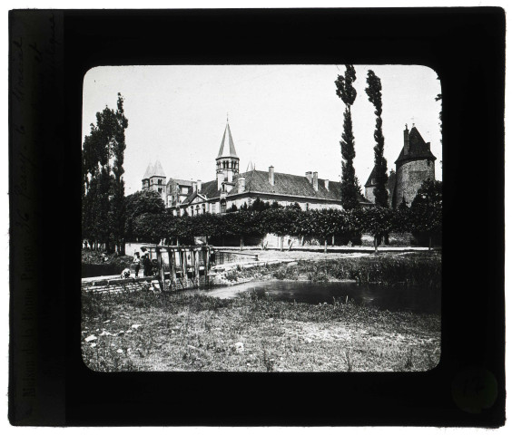 Enclos des chapelains et vue sur la basilique du Sacré-Cœur de Paray-le-Monial (Saône-et-Loire).